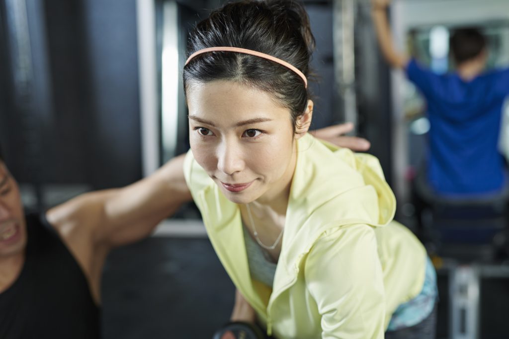 パーソナルトレーニングを受けている女性