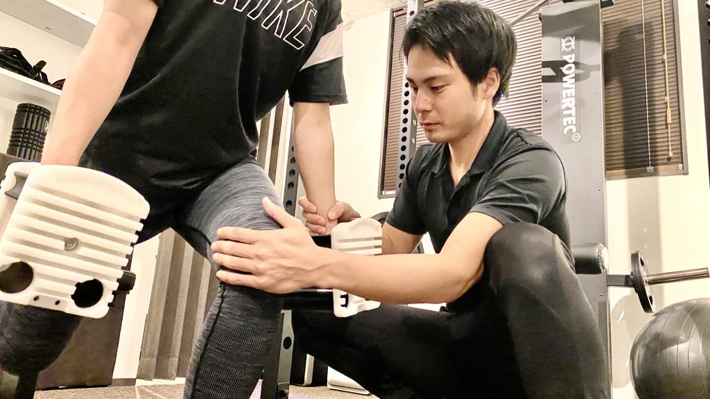 細かいフォームの修正をしているパーソナルトレーナー