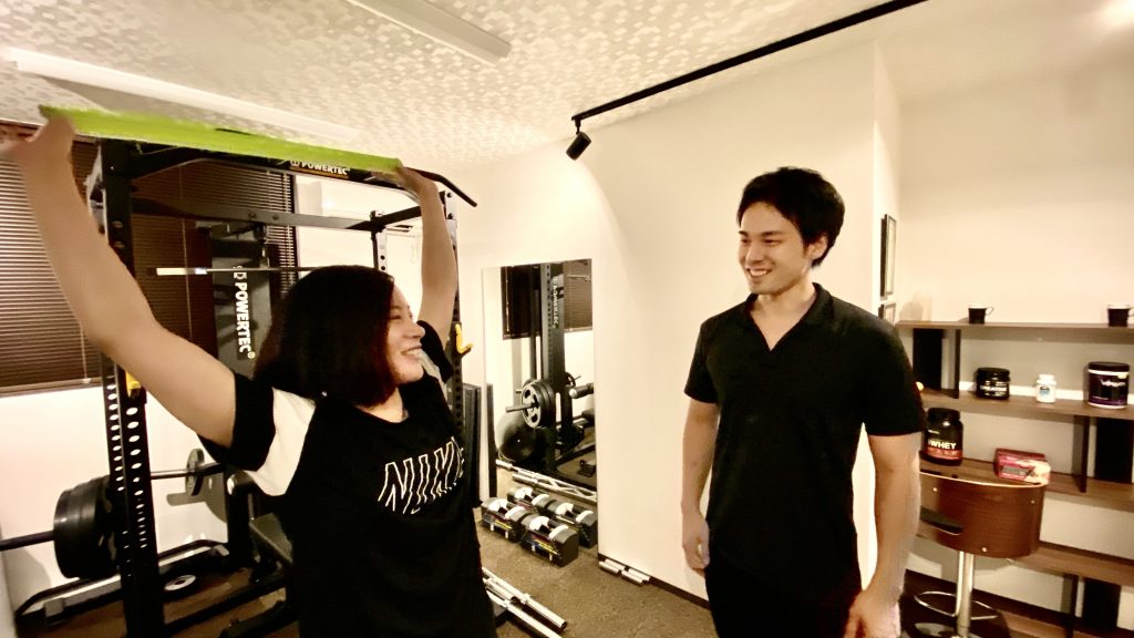 笑顔でストレッチを行う女性