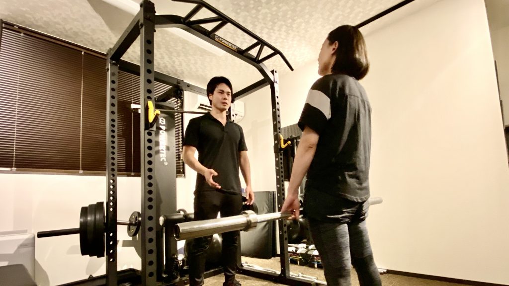 トレーニングの説明を受ける女性