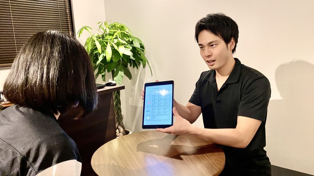 食事プランについて説明するパーソナルトレーナー
