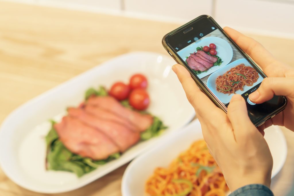 スマホで食事の写真を撮る人