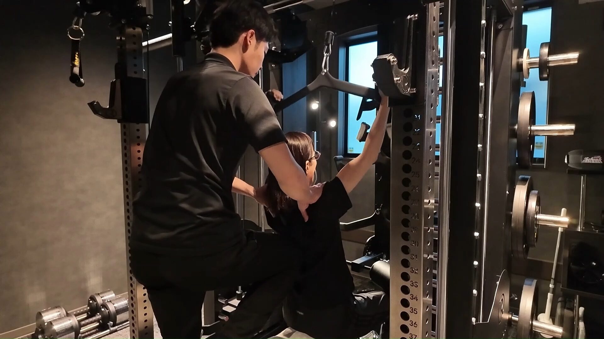 ラットプルダウンを行っている様子