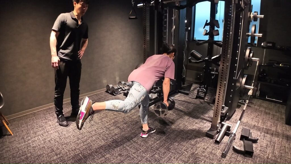 シングルレッグデッドリフトを行っている様子
